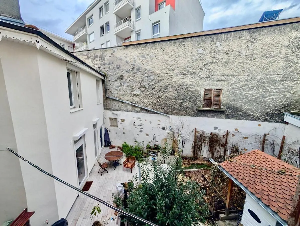 Bright & Spacious 2-Bedroom Apartment - Parking & Close To Train Station & Downtown Grenoble France